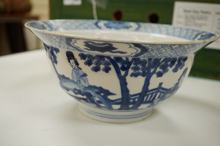 A Chinese blue and white bowl, Kangxi period, 20.5cm diameter